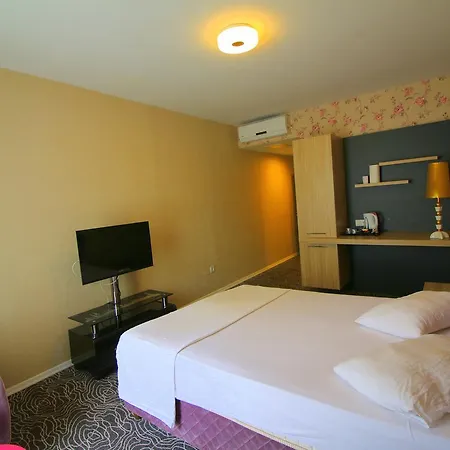Biev Aparthotel *